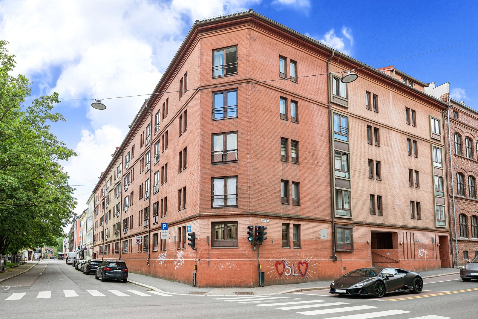 Leiligheten har en sentral beliggenhet med kort vei til kaffe på Olav Ryes plass, søndagshandel på Birkelunden, joggetur langs Akerselven. Galleribilde