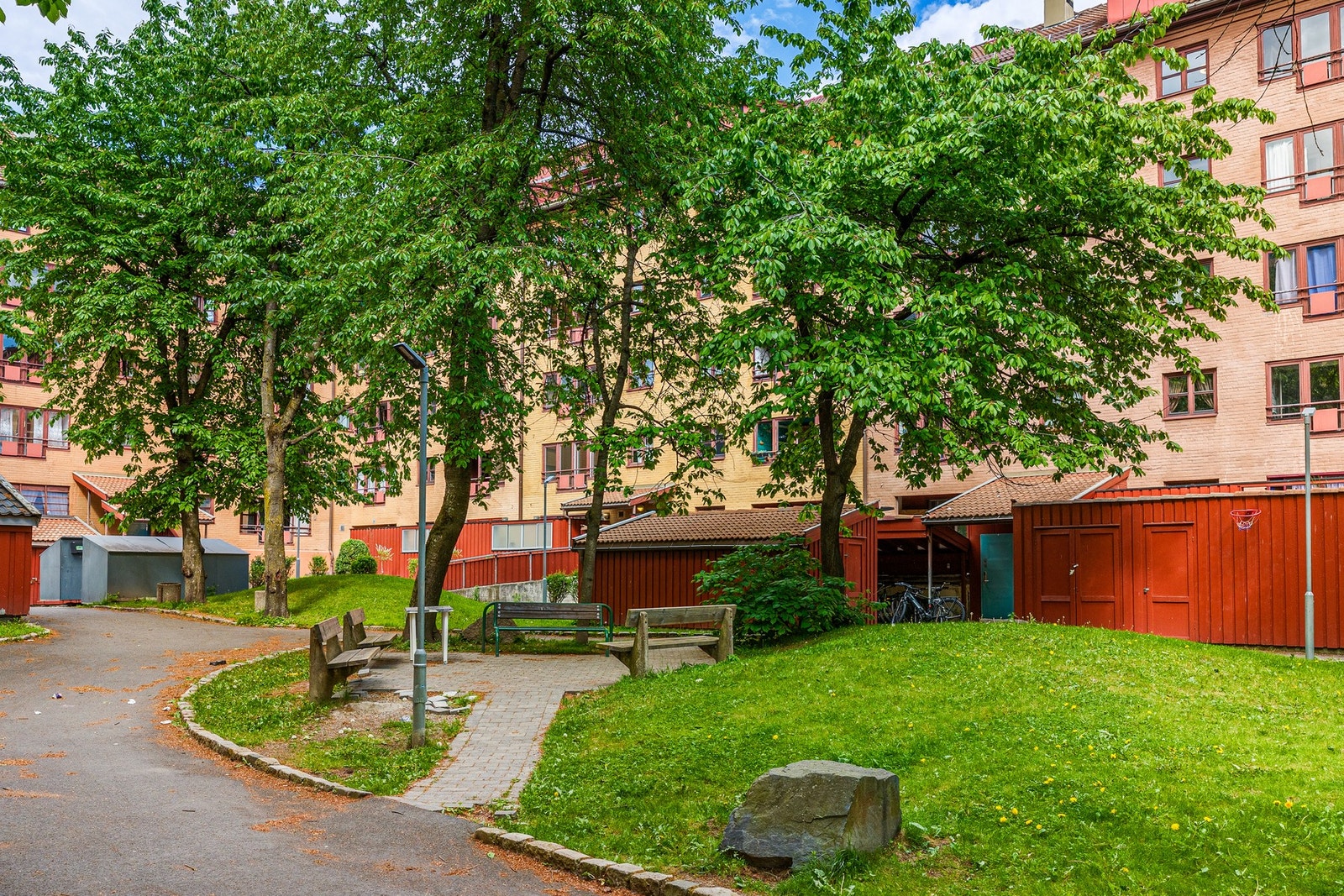 Felles områder har blant annet sykkelparkering og internveier av asfalt og heller Galleribilde
