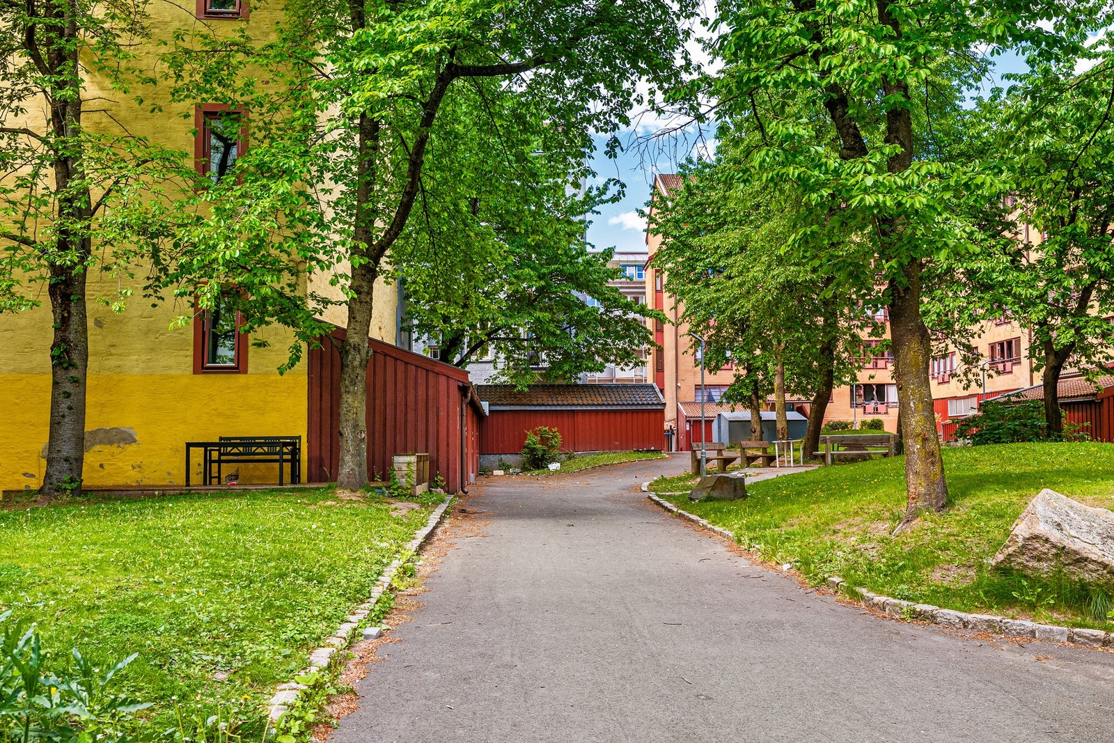 Felles områder har blant annet sykkelparkering og internveier av asfalt og heller Galleribilde