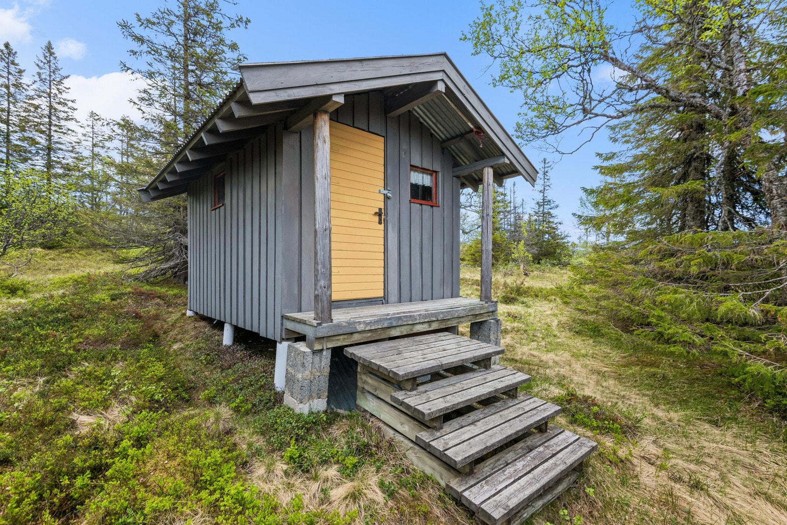 Uthus med utedo og bod. Galleribilde