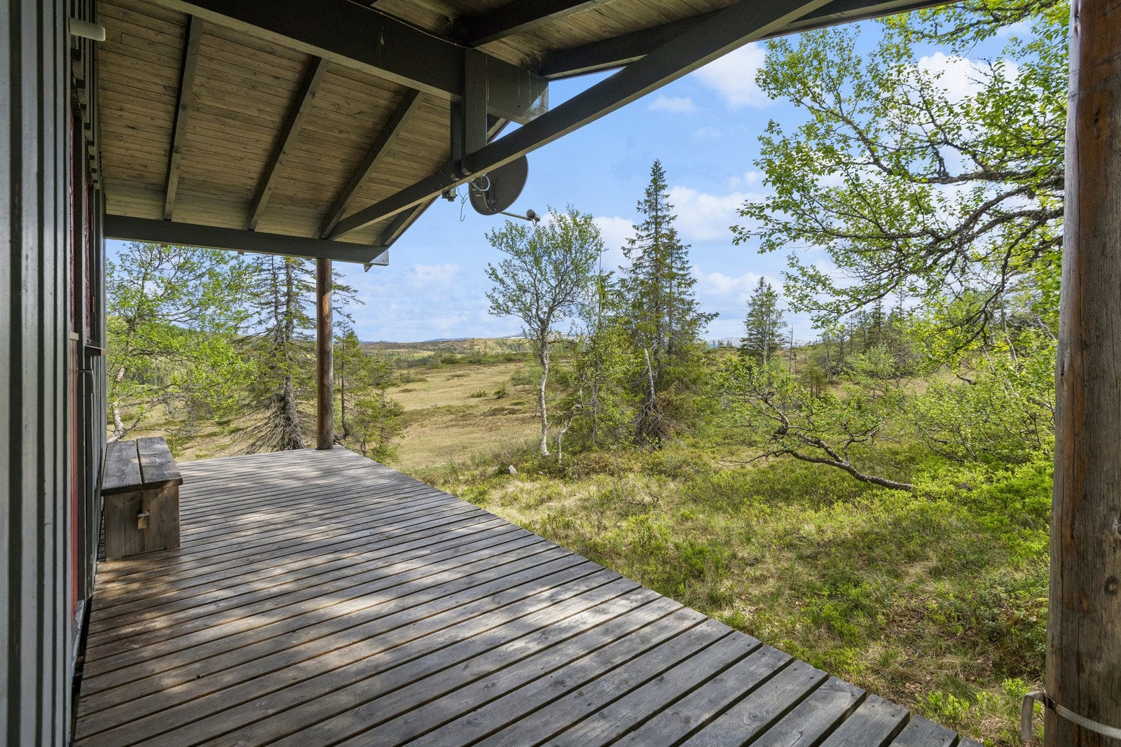 Romslig veranda med god plass til hagemøbler. Galleribilde