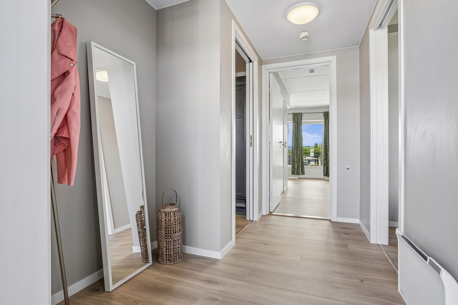 Innbydende ente med plass til oppbevaring av sko og yttertøy Galleribilde
