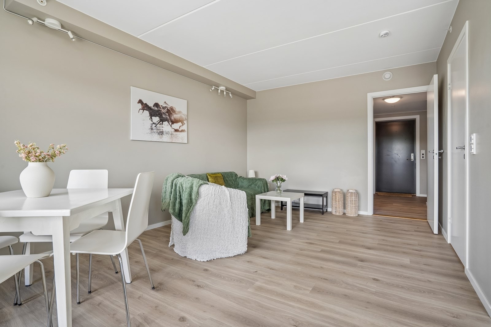 Leiligheten er malt i moderne fargevalg Galleribilde