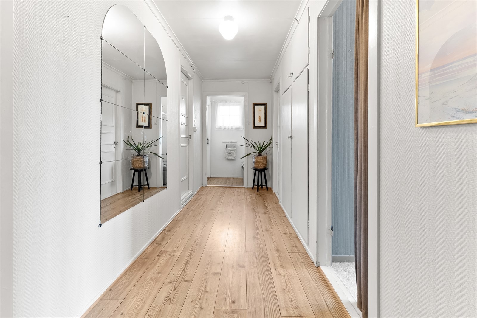 Mot inngangsparti. Galleribilde
