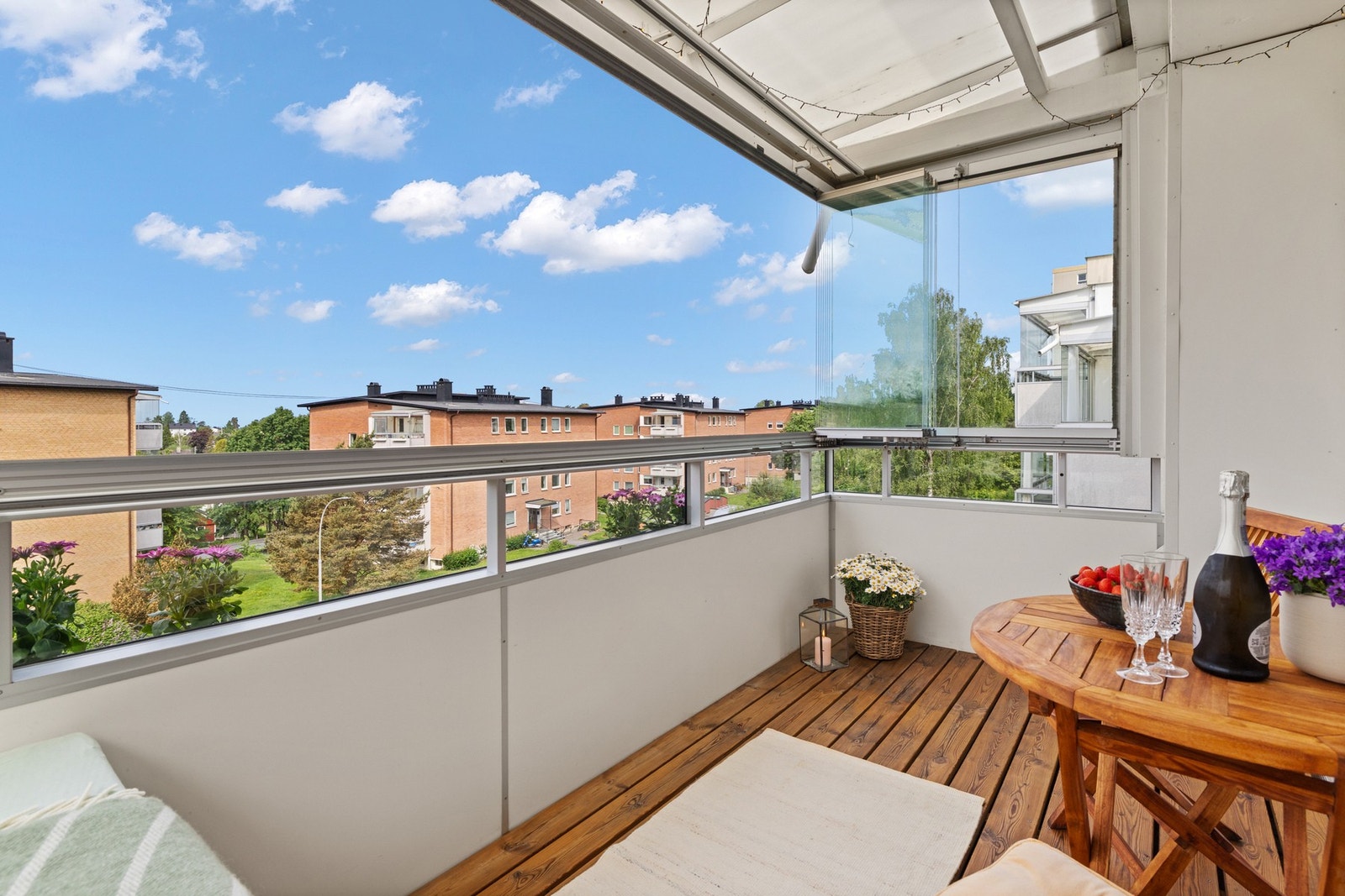 Meget innbydende balkong med gode solforhold og plass til sittegruppe. Galleribilde