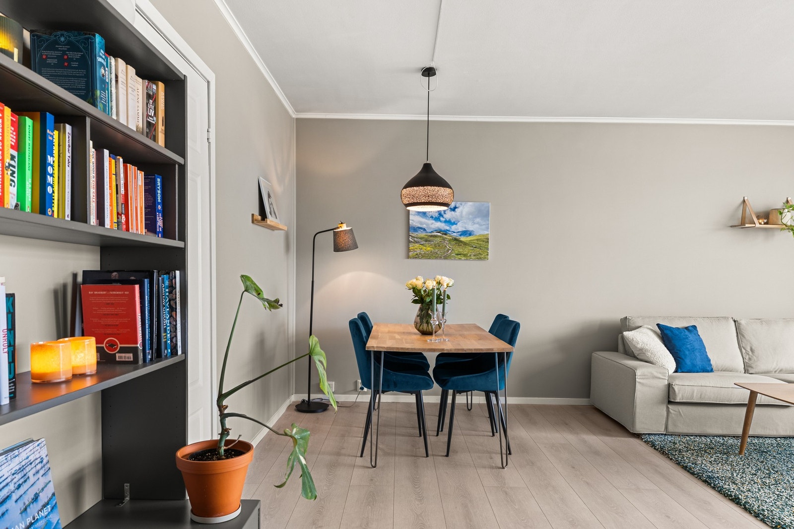 Rommet fremstår som åpent og luftig med en gjennomgående moderne stil. Galleribilde