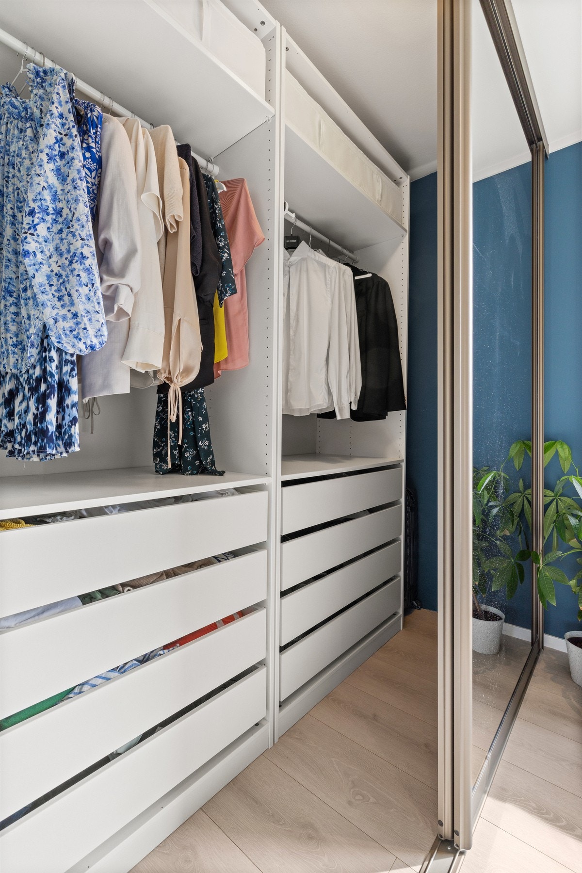 Meget praktisk skyvedørsgarderobe med walk-in-løsning. Galleribilde