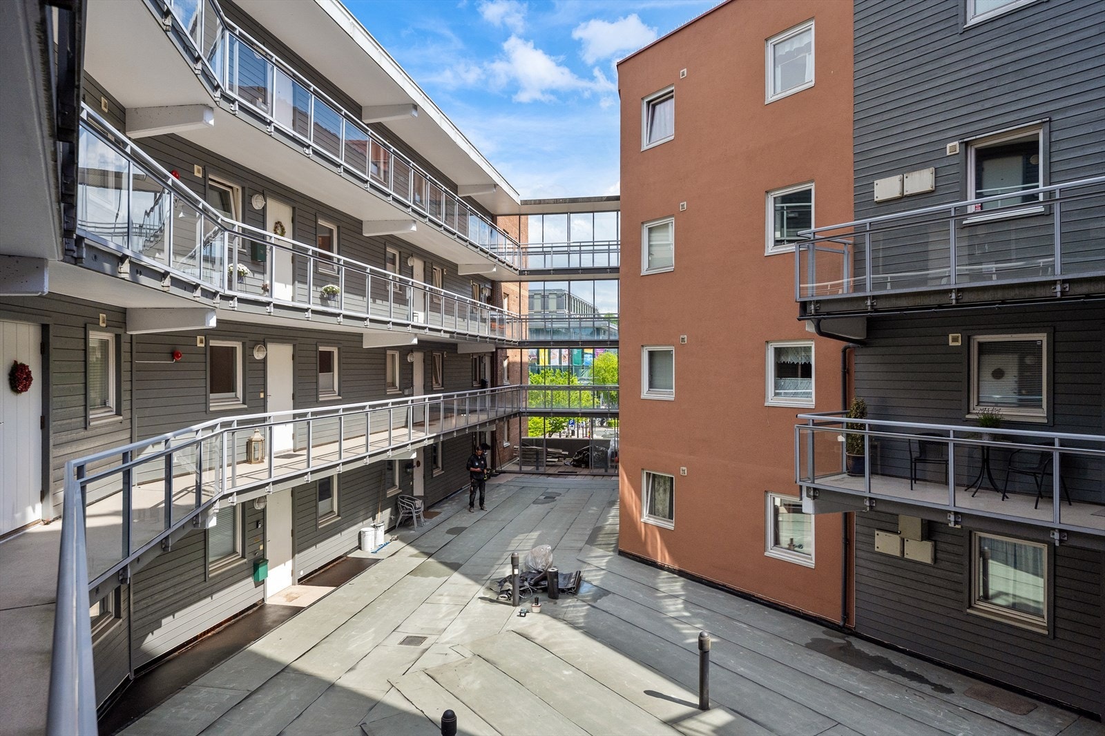 Leilighetens inngangsdør vender inn mot en hyggelig atrium. Galleribilde