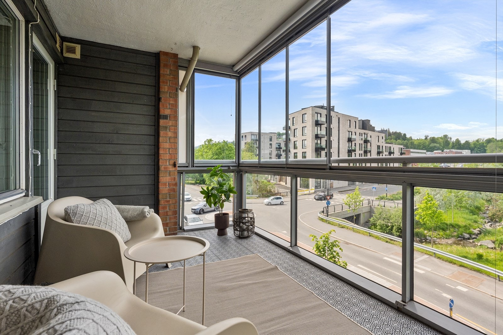 Balkongen har betongdekke med praktiske plastheller, rekkverk i metall og glass samt integrert solskjerming i glassfeltene. Galleribilde