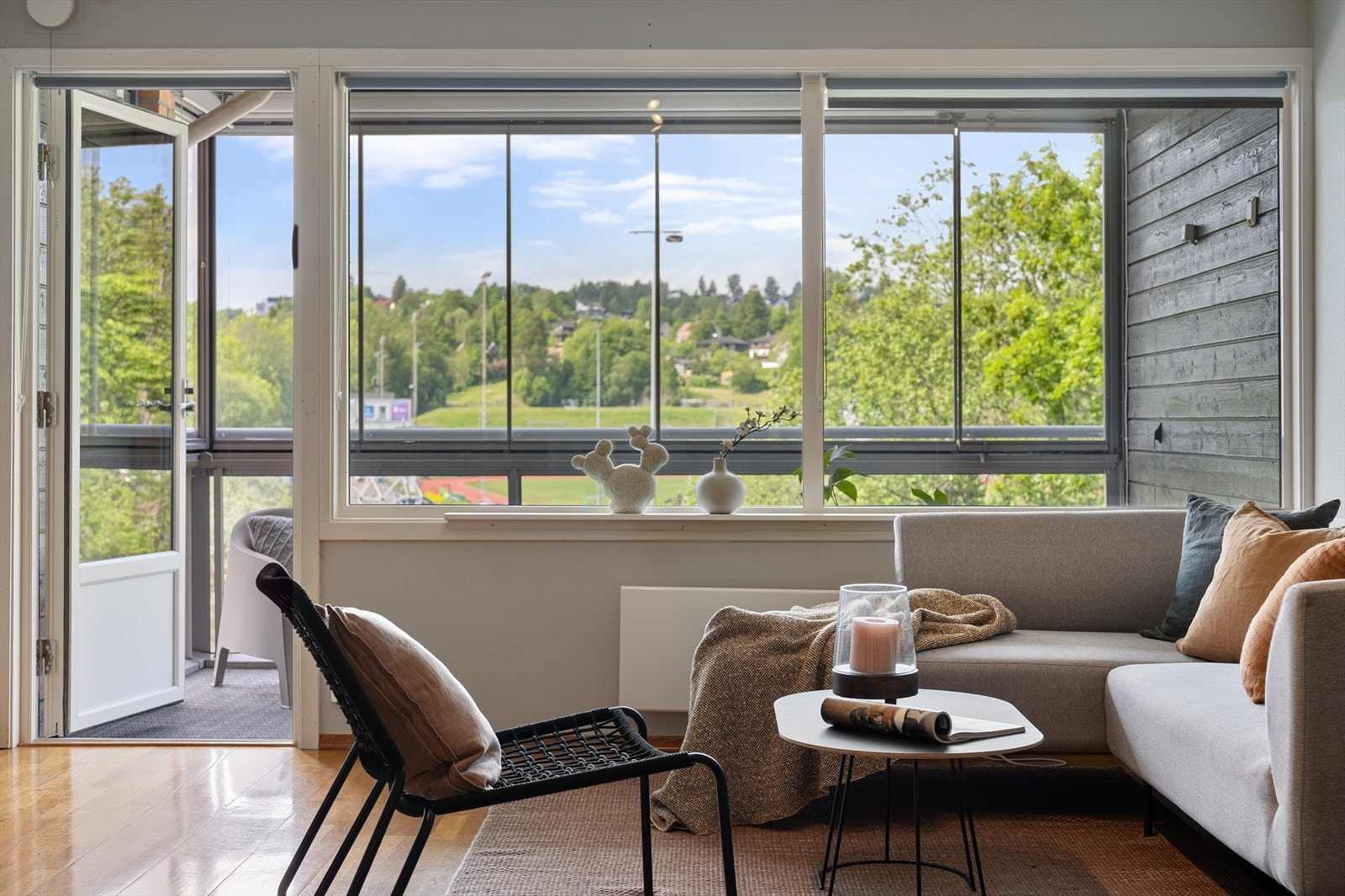 De store vinduene gir et fint utsyn, og fra stuen er det utgang til en vestvendt, innglasset balkong på ca. 9 kvm. Galleribilde