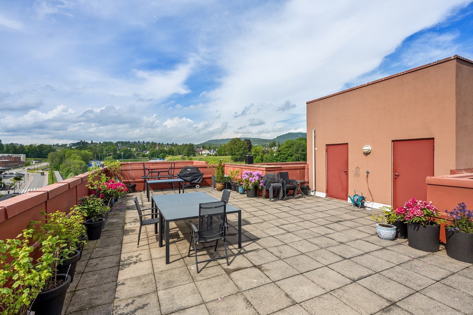 I tillegg til egen balkong er det en solrik felles takterrasse som beboerne kan benytte. Galleribilde