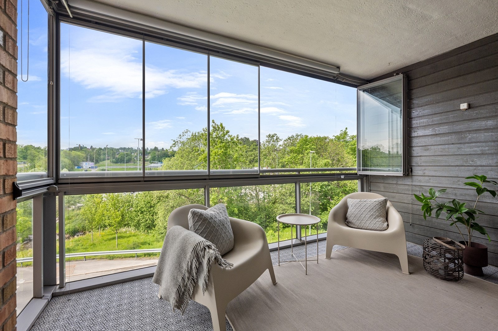 Lys og gjennomgående leilighet midt i Asker sentrum med vestvendt innglasset balkong. Det er garasjeplass, heis og felles takterrasse. Galleribilde