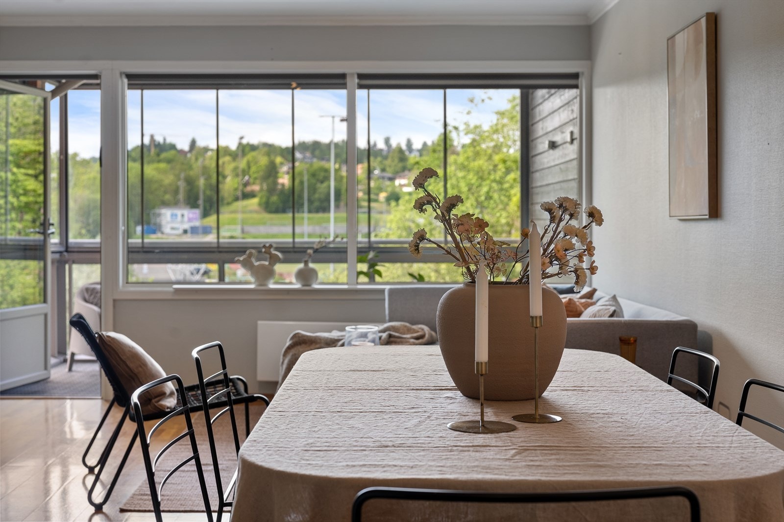 Rommet har 3-stavs parkett på gulvet, malte tapetserte vegger og malt betonghimling. Galleribilde