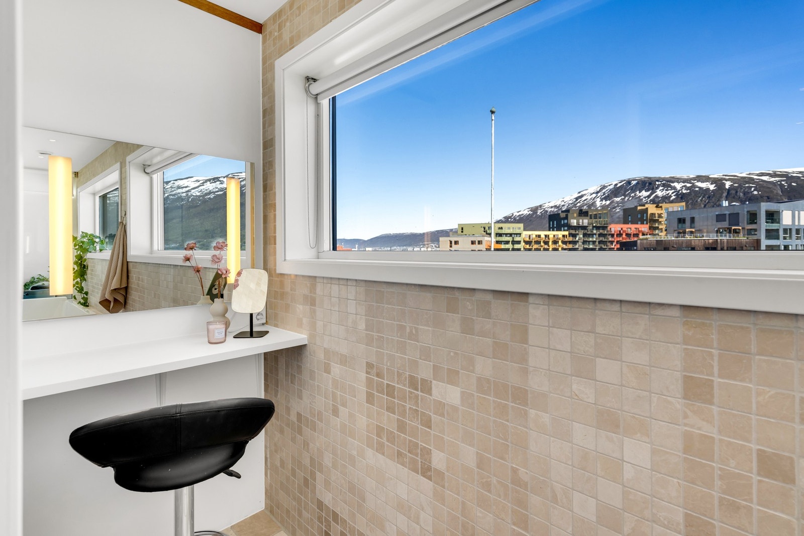 På dette badet er det to vasker og et eget adskilt "sminkehjørne". Galleribilde