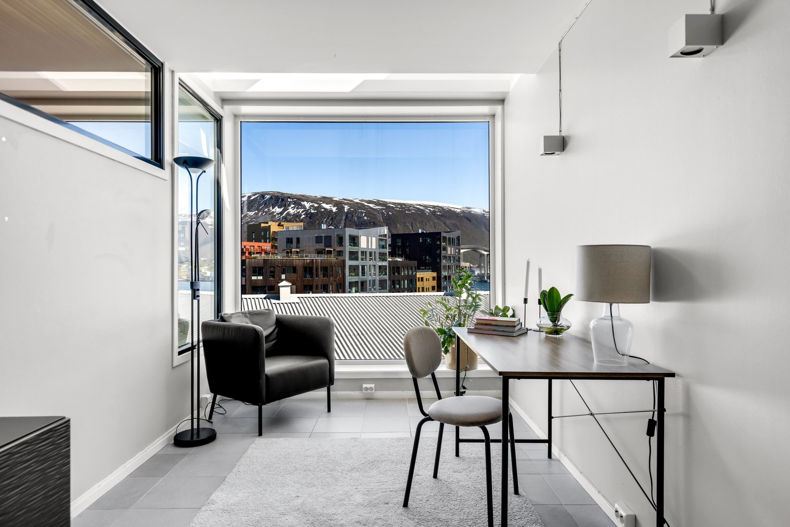 Vinterhagen gir et ekstra rom med nydelig utsikt - i dag brukes det som kontor. Galleribilde