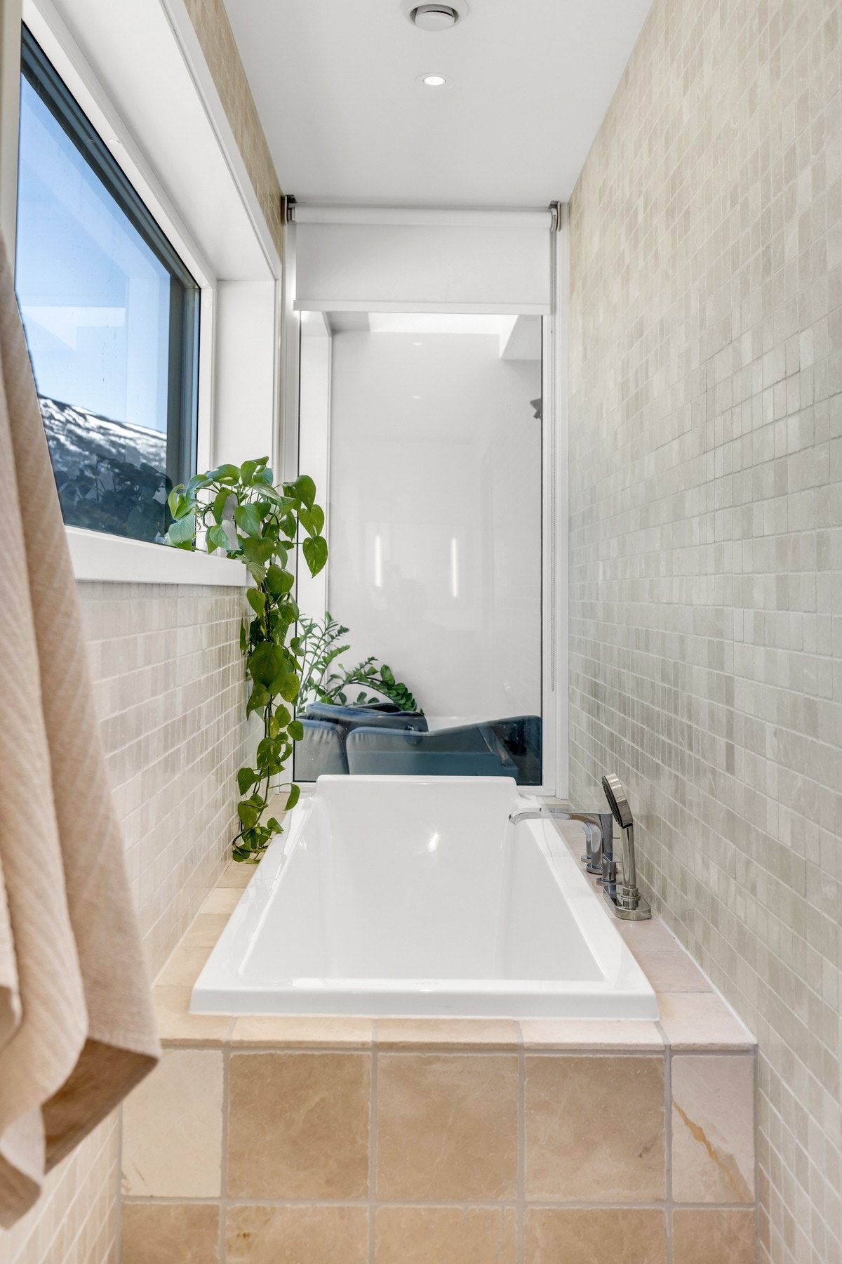 Badekar med innebygget badekararmatur. Galleribilde