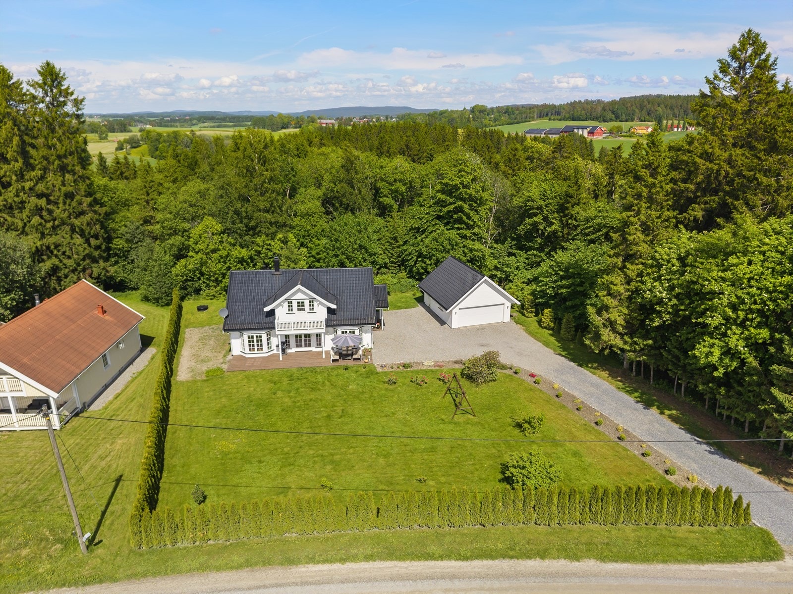 Idyllisk beliggenhet mot skogen Galleribilde