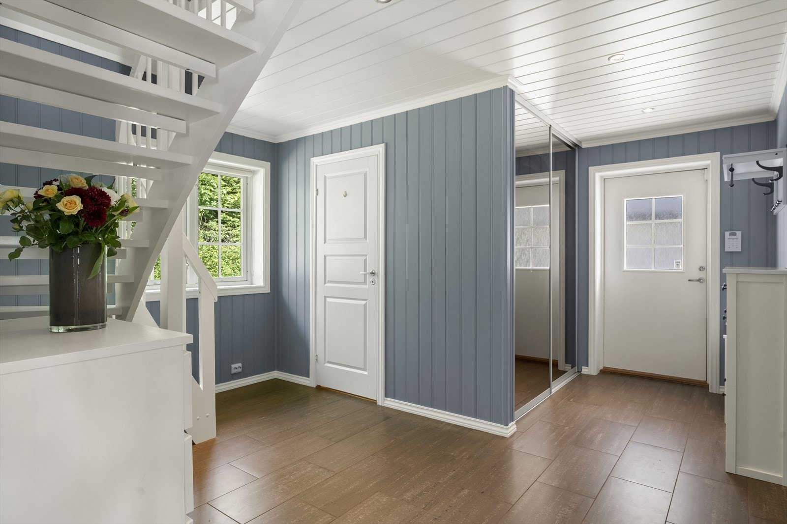 Entrè med 2 skyvedørsgarderober Galleribilde