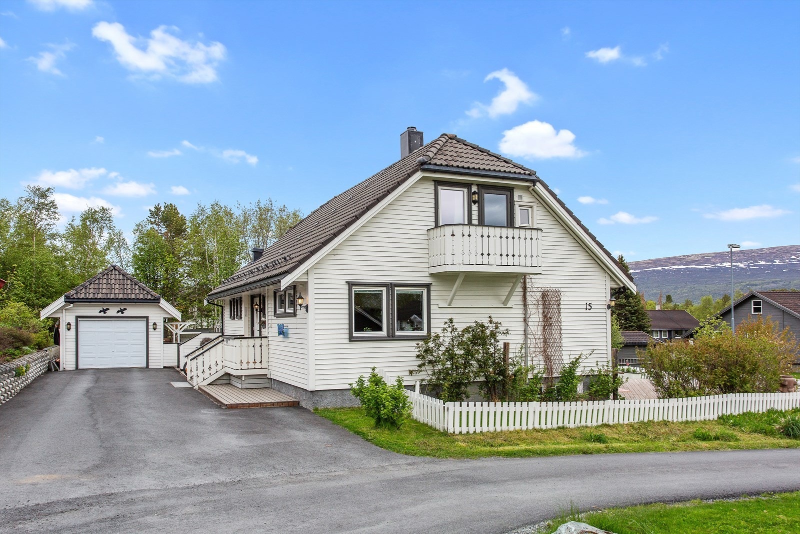 Velkommen til Nedre Tunveg 15. (Interiørfoto v/Eidsmo og Bjørnli). Galleribilde