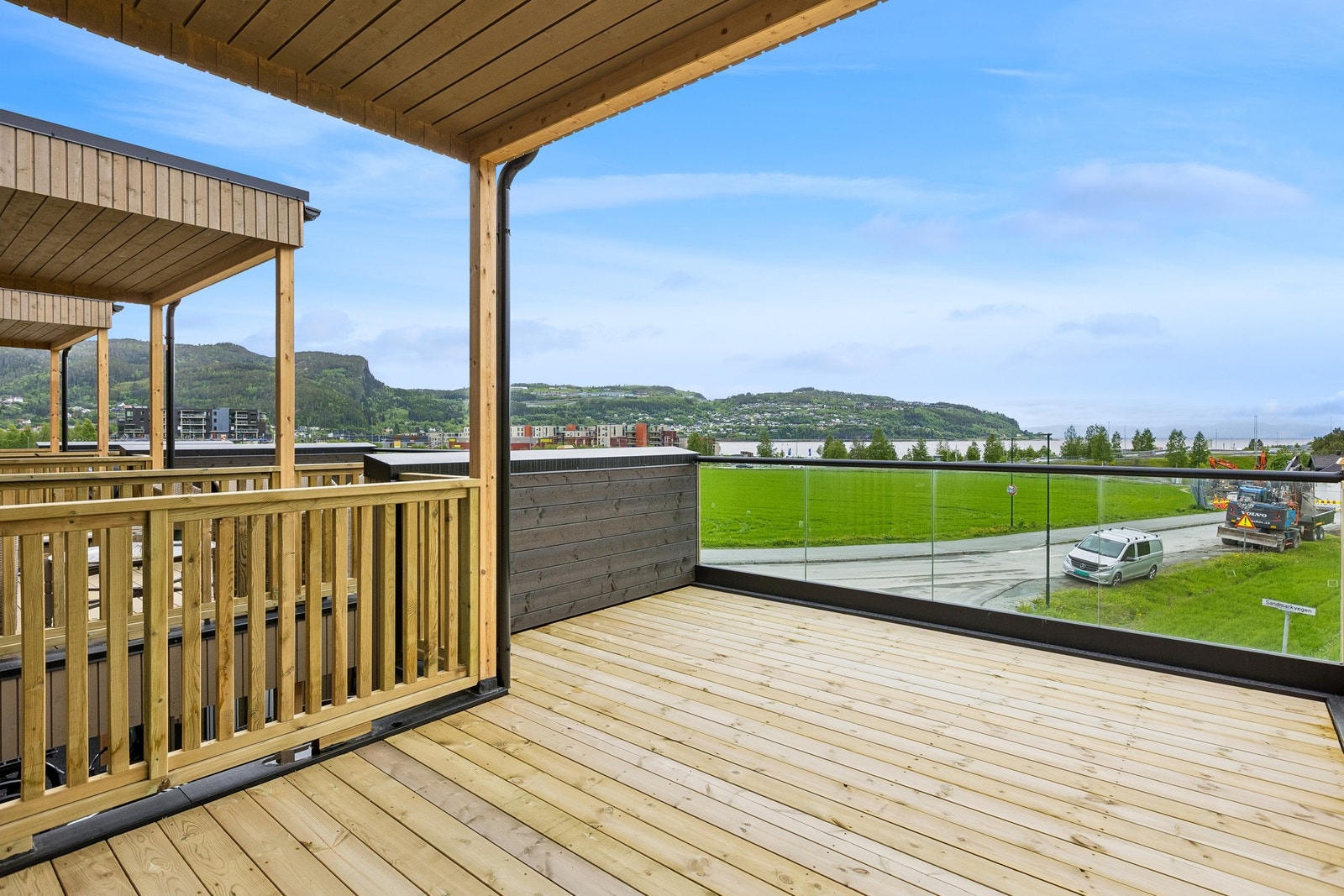 Fra terrassen har man flott utsikt og gode solforhold. Galleribilde
