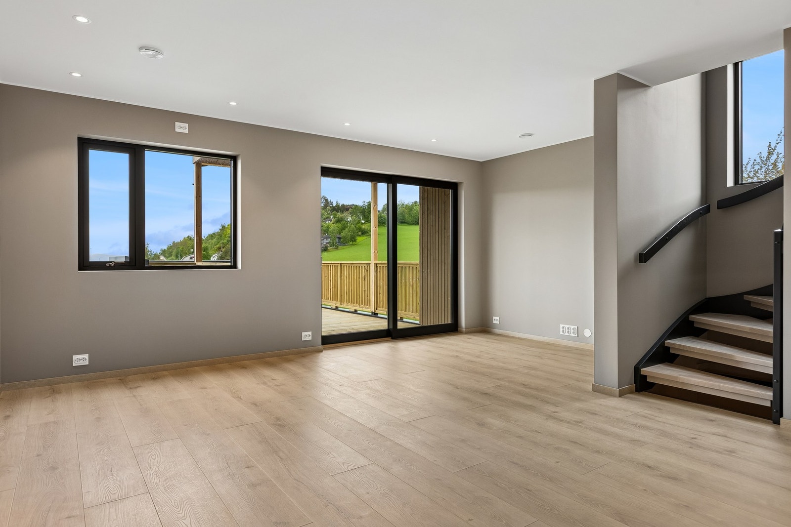God plass til sofakrok på stua. Galleribilde
