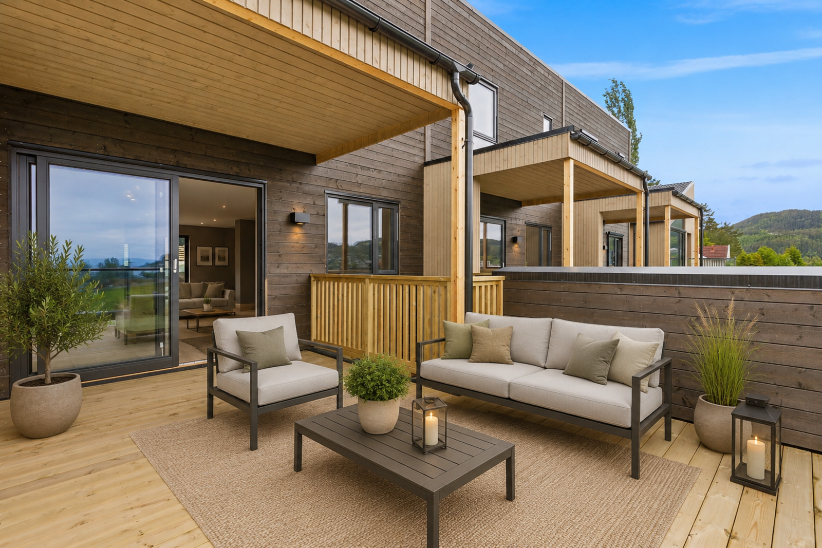 Stor terrasse med god plass til sittegrupper. (Bildet er digitalt møblert) Galleribilde