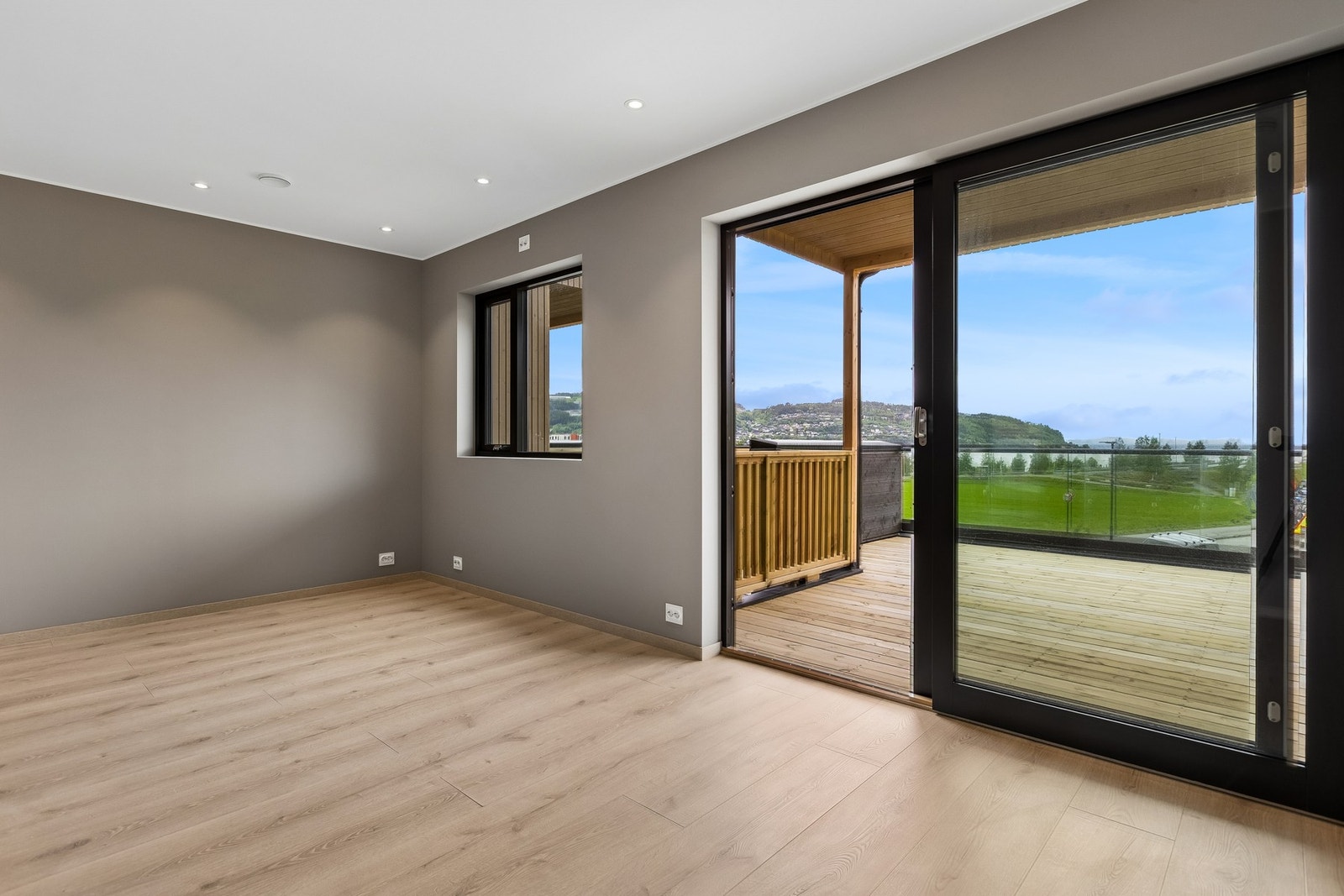Fra stua er det utgang til solrik terrasse Galleribilde