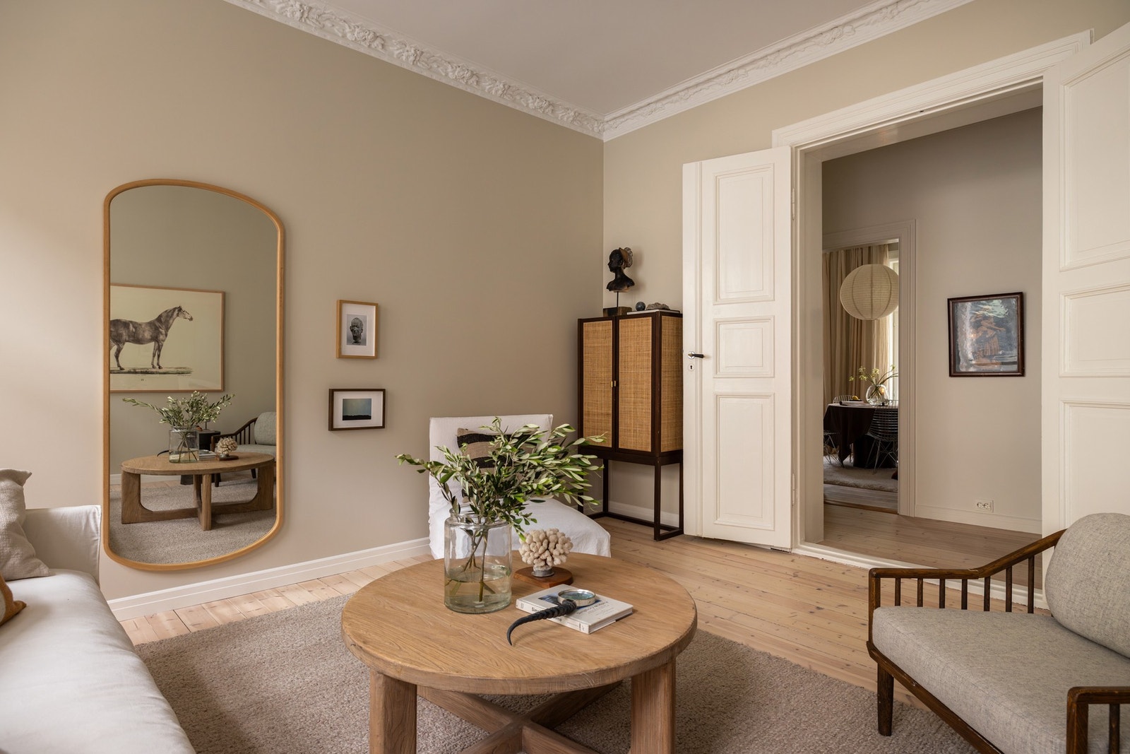 De klassiske detaljene harmonerer elegant med moderne komfort og skaper en lun og innbydende atmosfære. Galleribilde