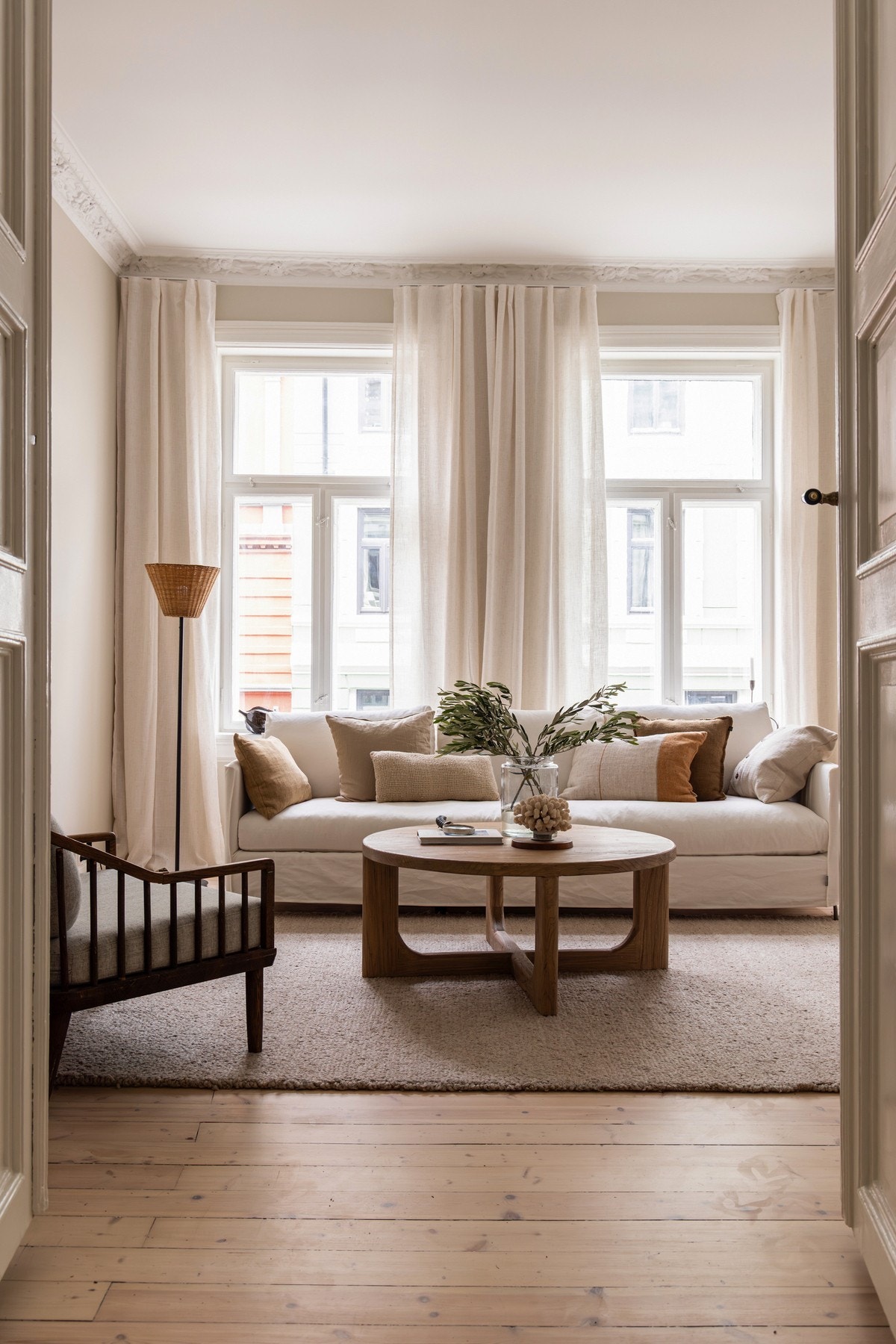Rommet byr på gode møbleringsmuligheter med naturlige soner for både sofagruppe og spiseplass. Galleribilde