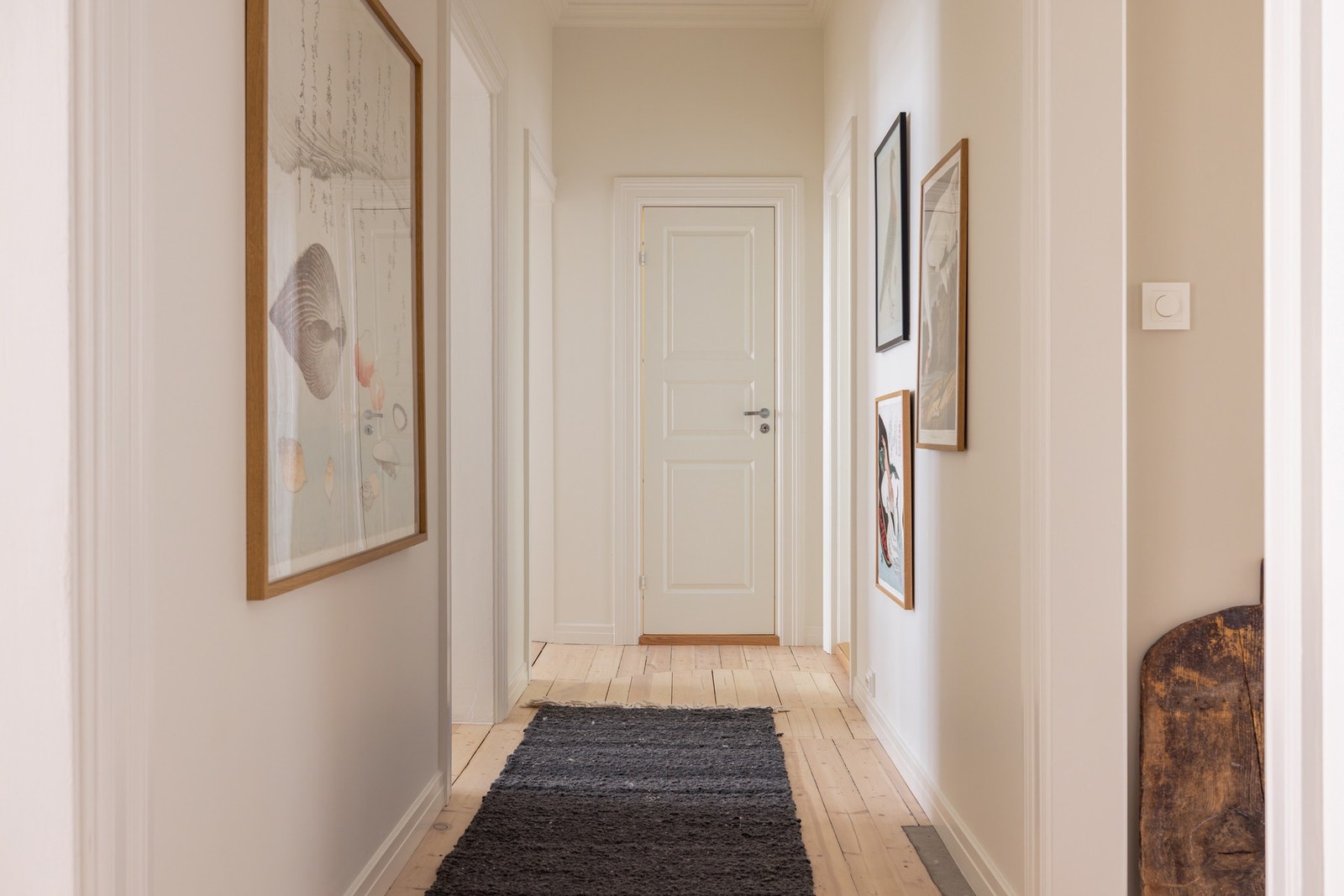Entréen har god plass til oppbevaring av yttertøy og sko, og fungerer som et praktisk bindeledd mellom boligens ulike rom Galleribilde