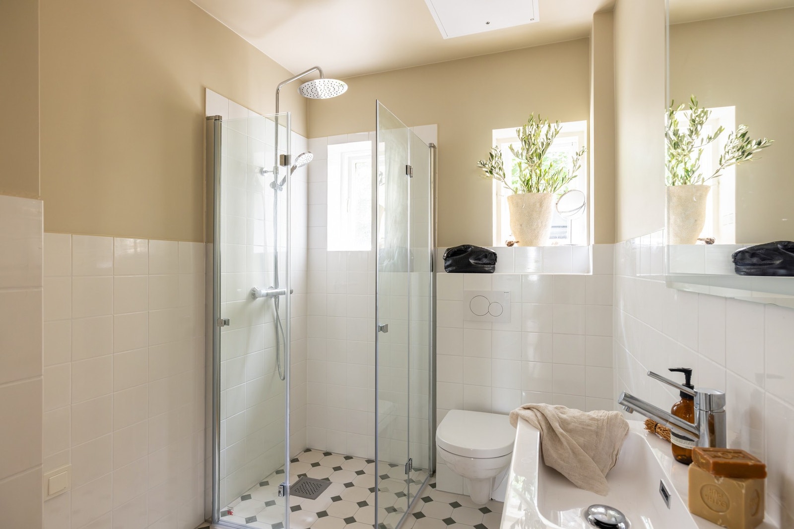 Badet ble totalrenovert i 2026 og fremstår moderne, elegant og gjennomført. Galleribilde
