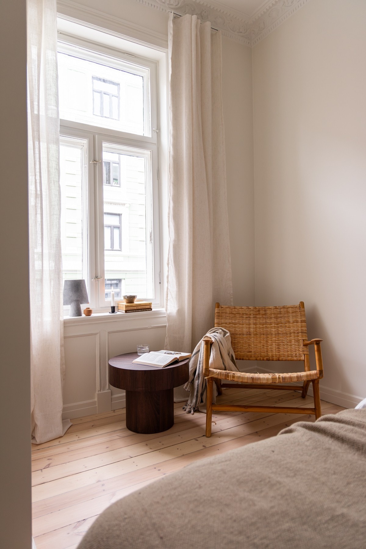Hovedsoverommet har god plass til dobbeltseng og oppleves som rolig og behagelig. Galleribilde