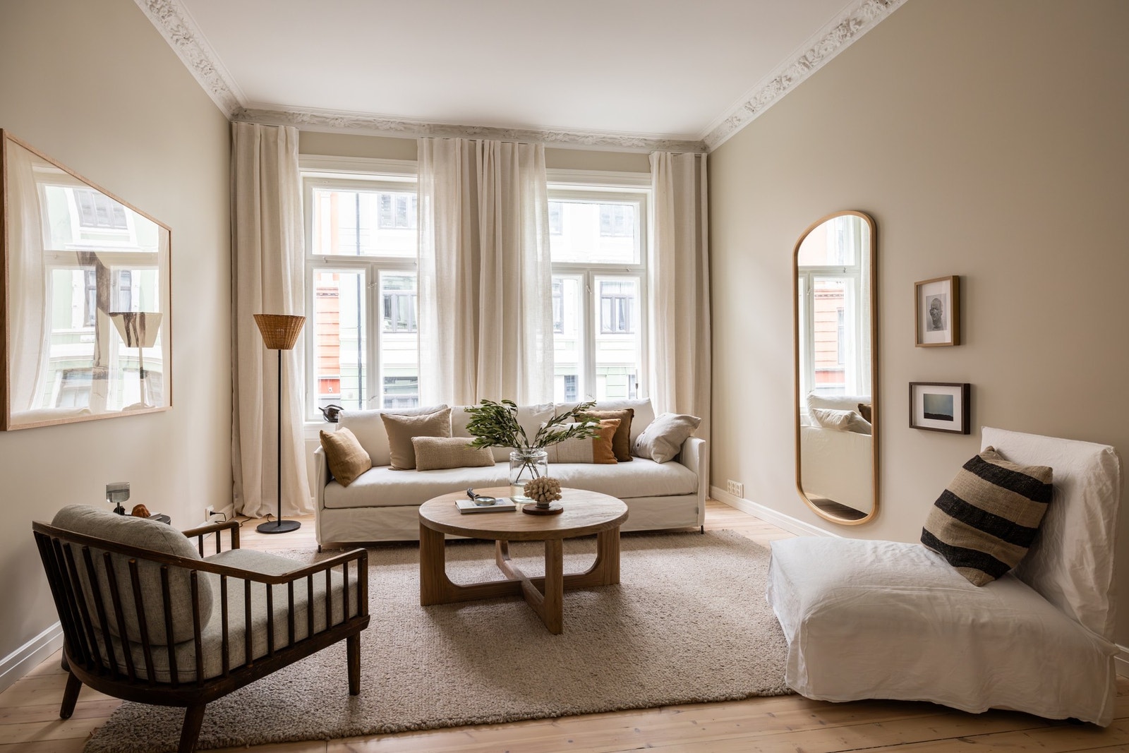 Leiligheten holder en gjennomgående høy og moderne standard etter omfattende renovering, hvor klassiske detaljer er ivaretatt og elegant kombinert med moderne løsninger. Galleribilde