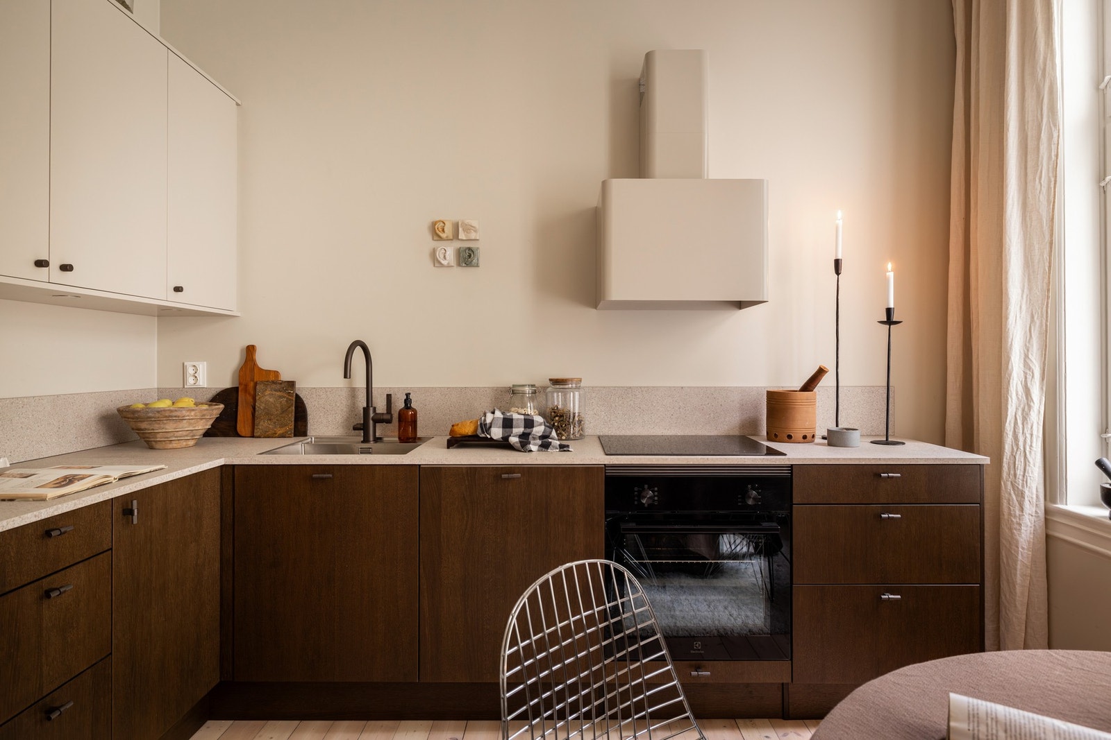 Innredningen er utstyrt med laminatbenkeplate og planlimt vask i rustfritt stål, samt backsplash over benkeplaten for et helhetlig preg. Galleribilde