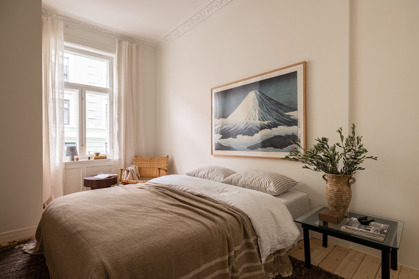 Boligen disponerer tre gode soverom med gjennomgående nyslipte originale tregulv, som skaper en varm og helhetlig romfølelse. Galleribilde