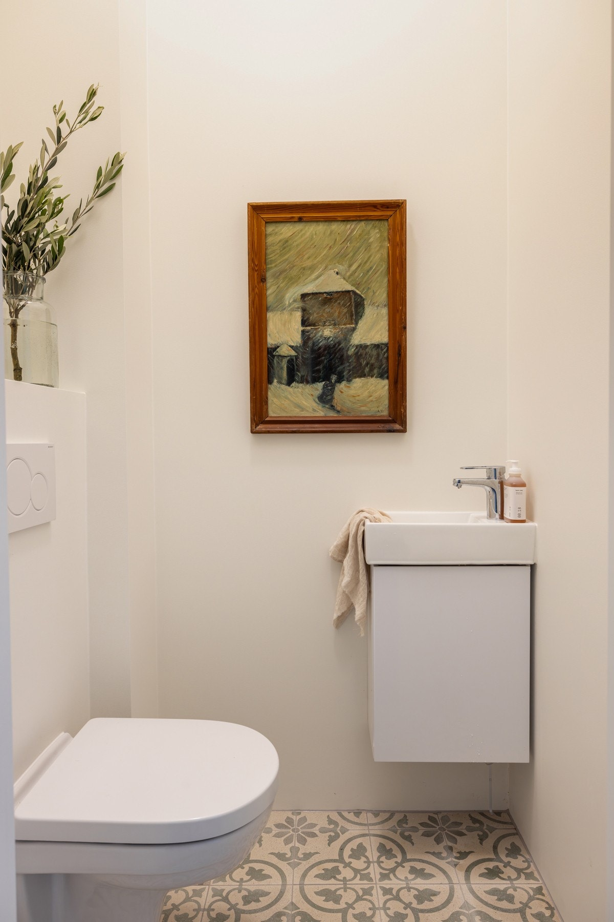 Boligen har i tillegg et separat WC med vegghengt toalett, servant og fliser fra historiske-fliser. Galleribilde