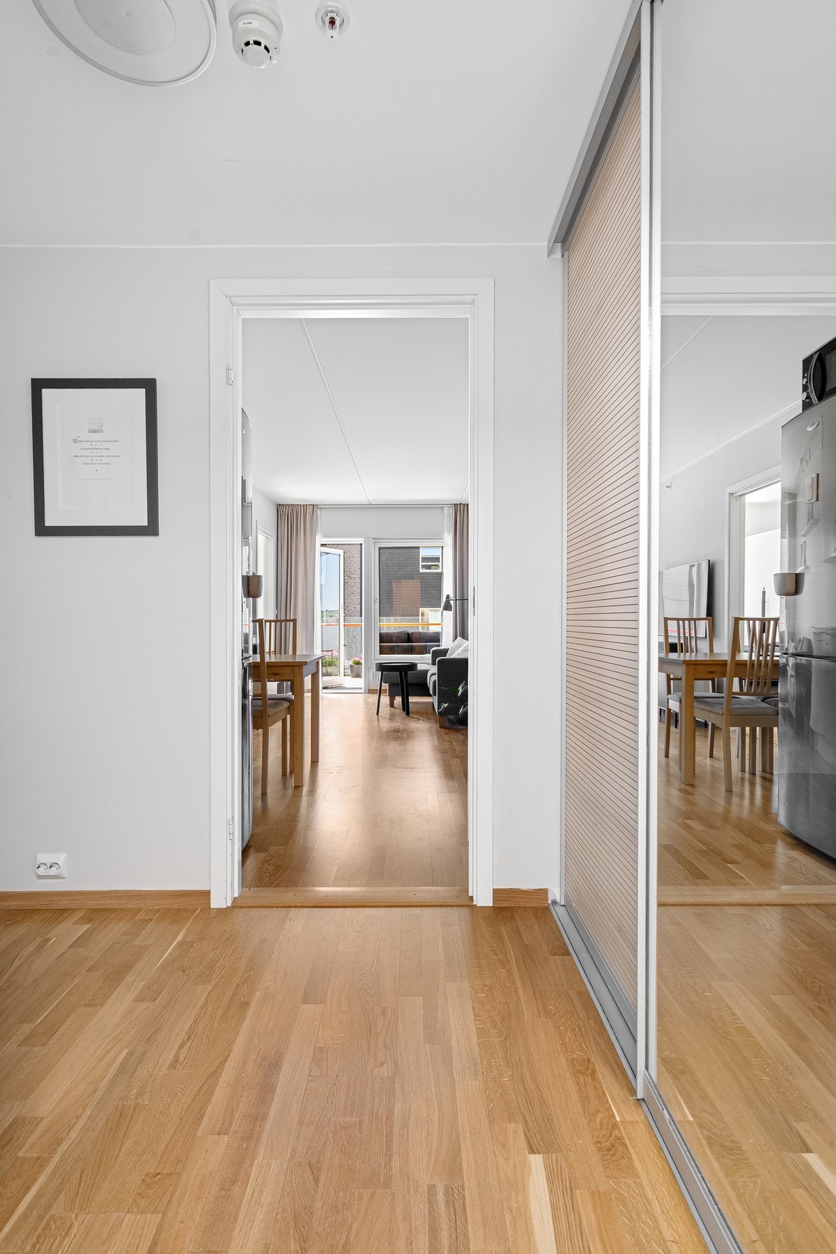 Romslig entré med god oppbevaringsplass. Galleribilde