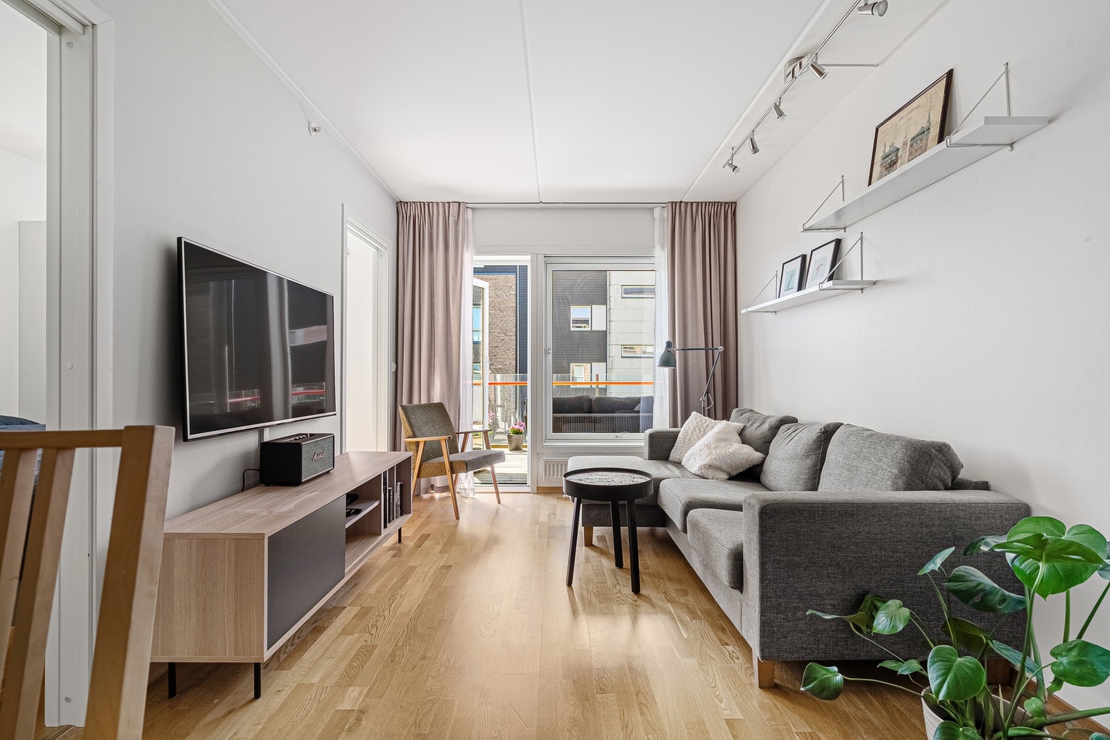 Leiligheten har store vindusflater som sikrer rikelig med naturlig lysinnslipp. Galleribilde