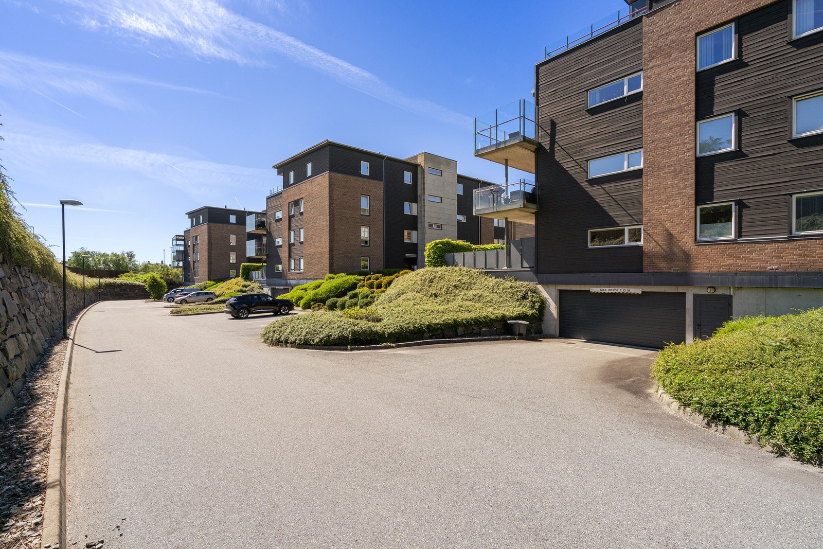Parkering i felles garasjeanlegg, med elbil-lader. Galleribilde