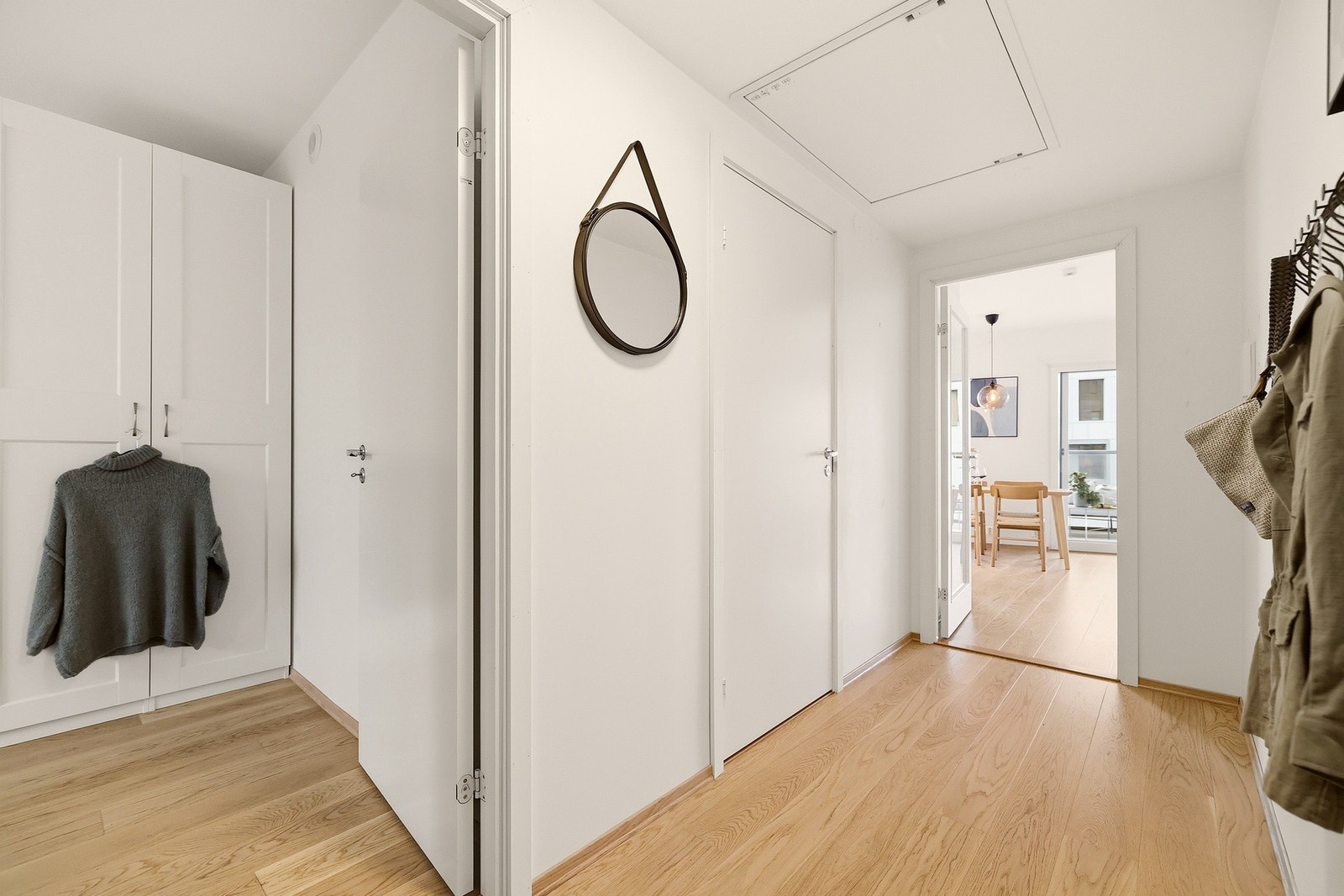 Entréen binder sammen stue/kjøkken, soverom, bad og bod. Galleribilde
