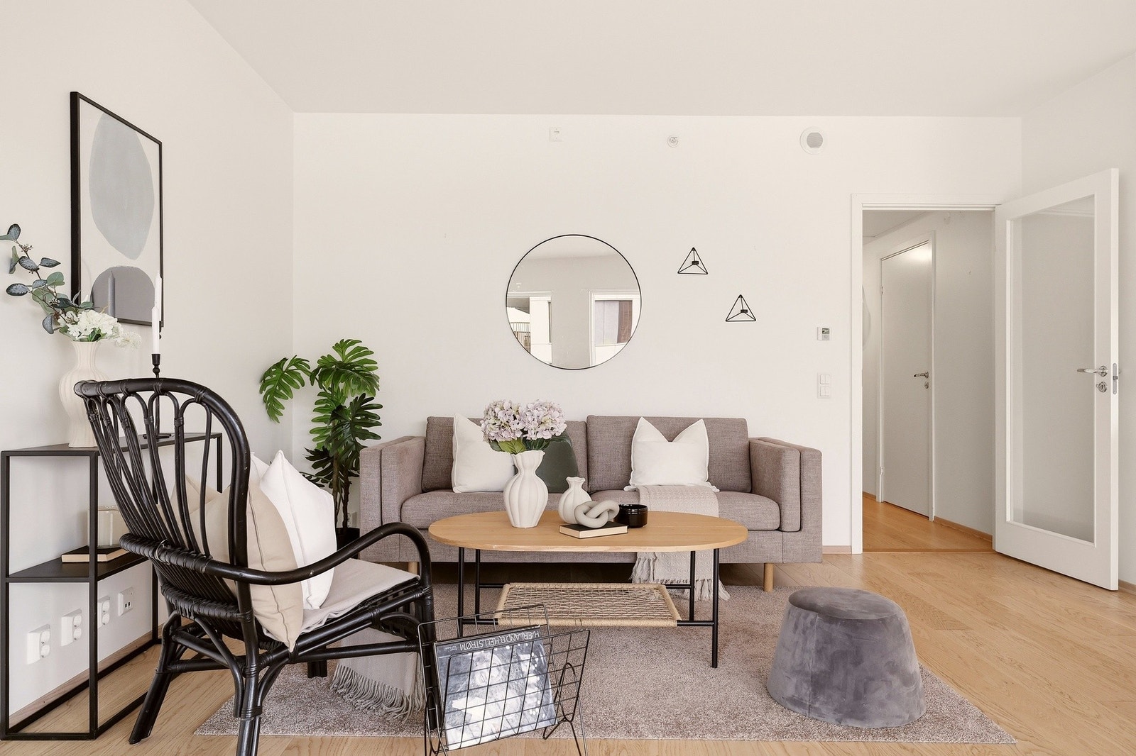 Stuedelen har plass til sofagruppe og naturlig tilknytning til kjøkkenet. Galleribilde