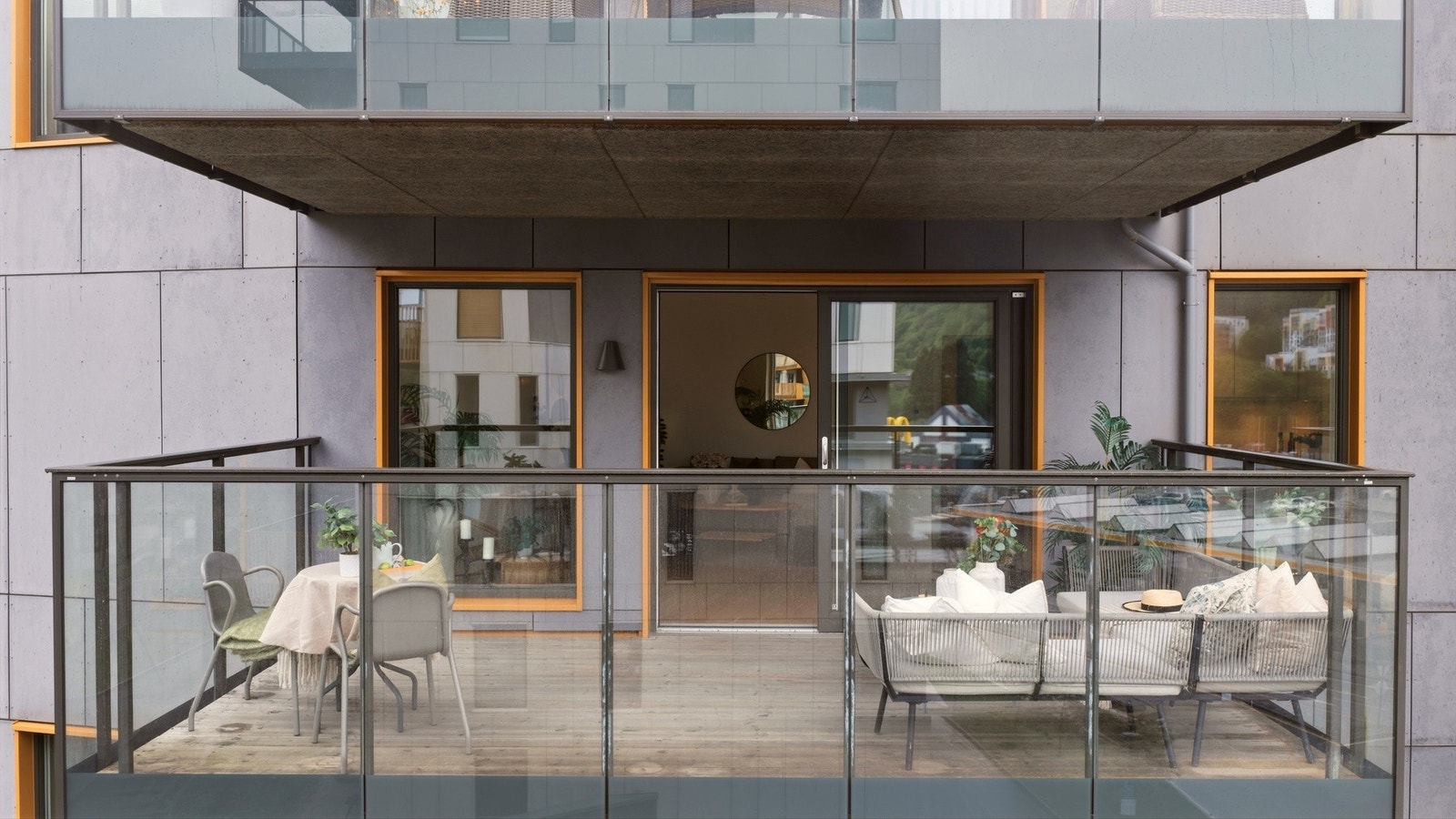 Sørvendt balkong på ca. 14 m² med utgang fra stue/kjøkken. Galleribilde