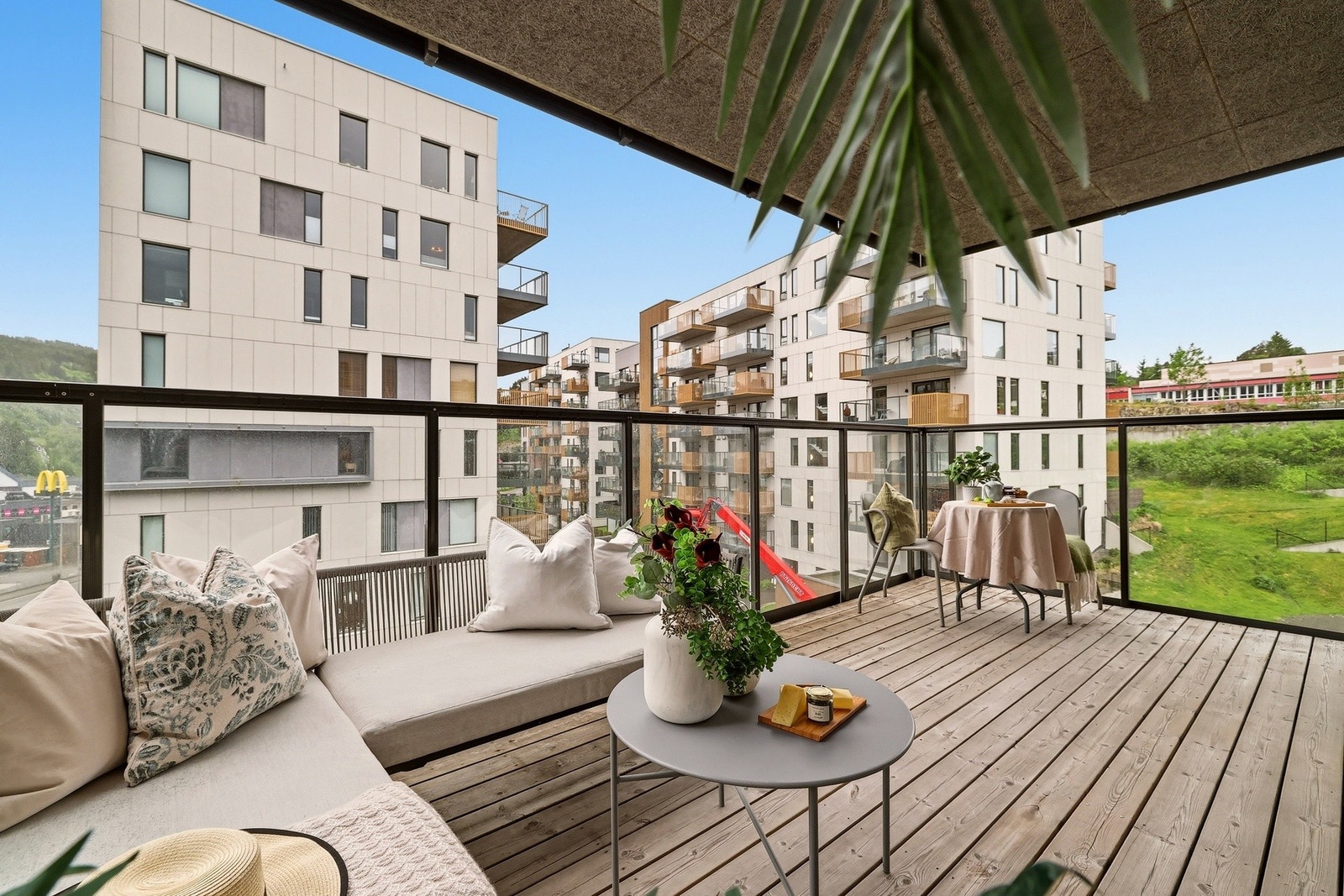 Sørvendt uteplass med adkomst direkte fra oppholdsrommet. Galleribilde