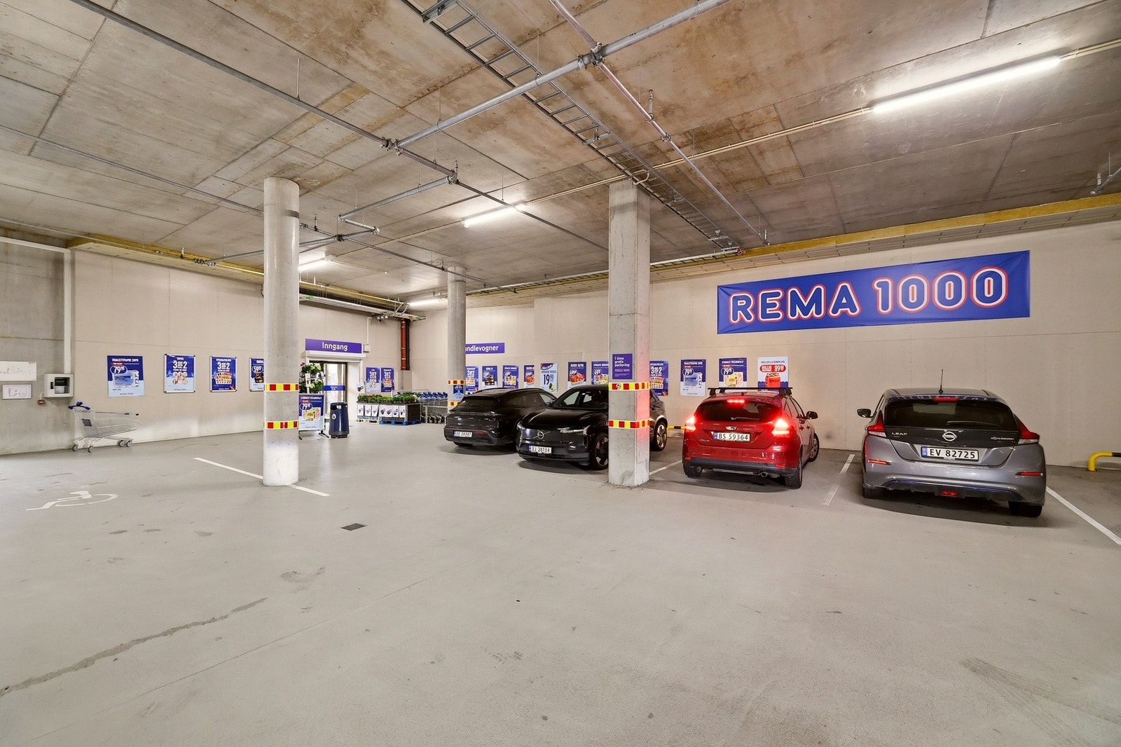 Rema1000 har parkeringsplass og 1 time kostnadsfri parkering. Galleribilde