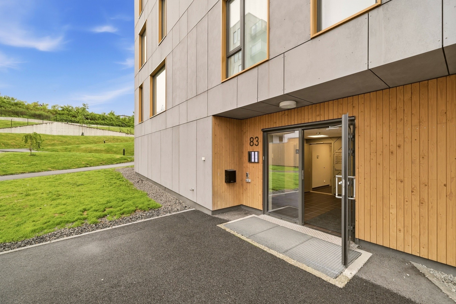 Felles tomt er opparbeidet med interne veier, beplantning og garasjeanlegg. Galleribilde