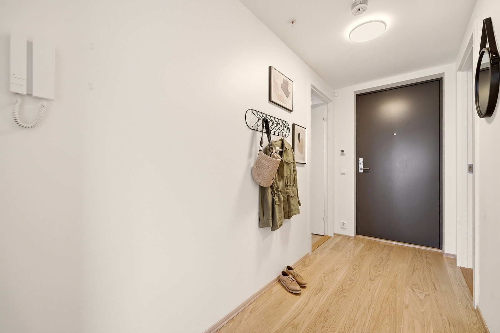 Entré/gang på 5,1 m² med parkettgulv og malte flater. Galleribilde