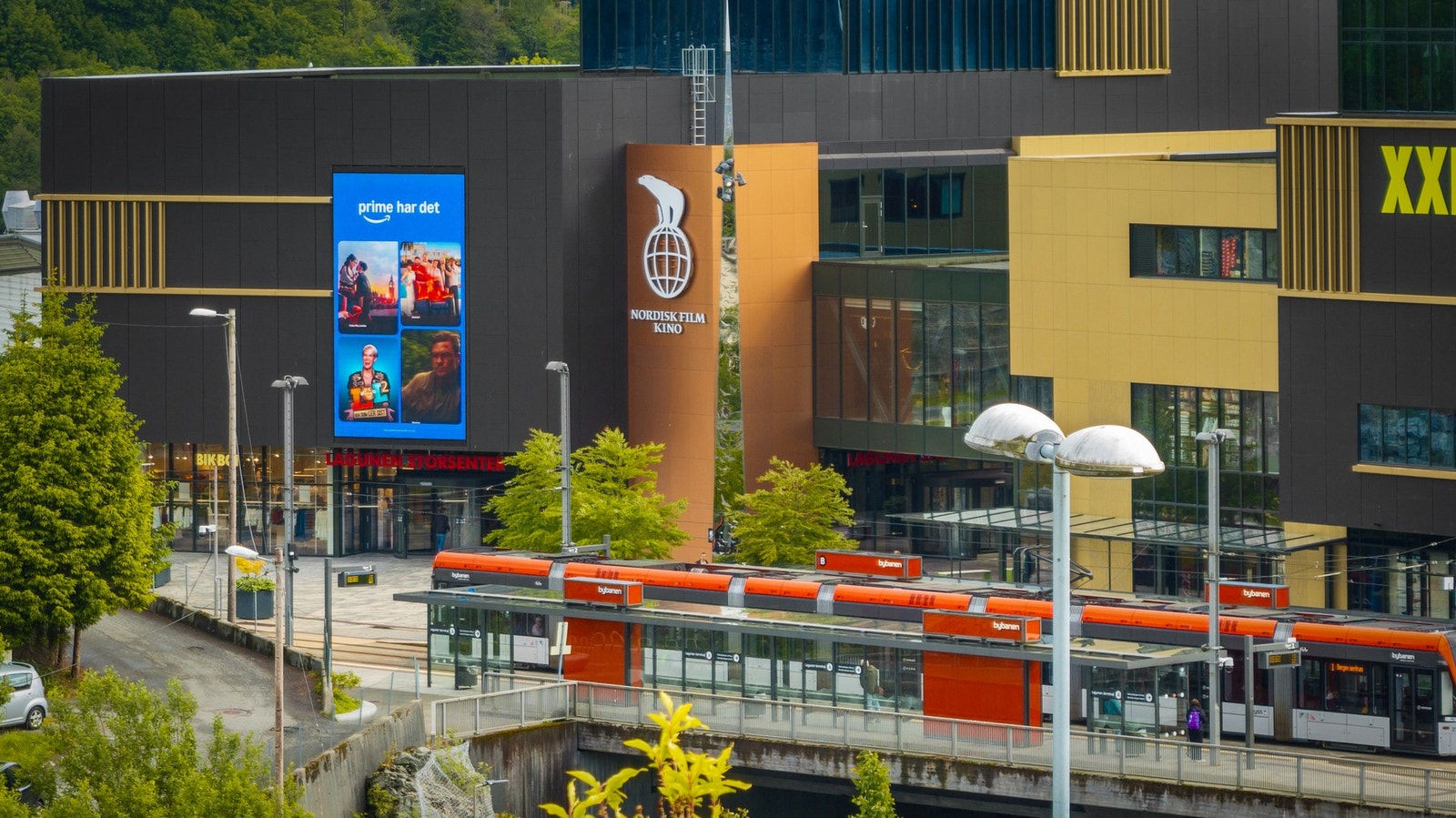 Bybane log buss like ved Galleribilde