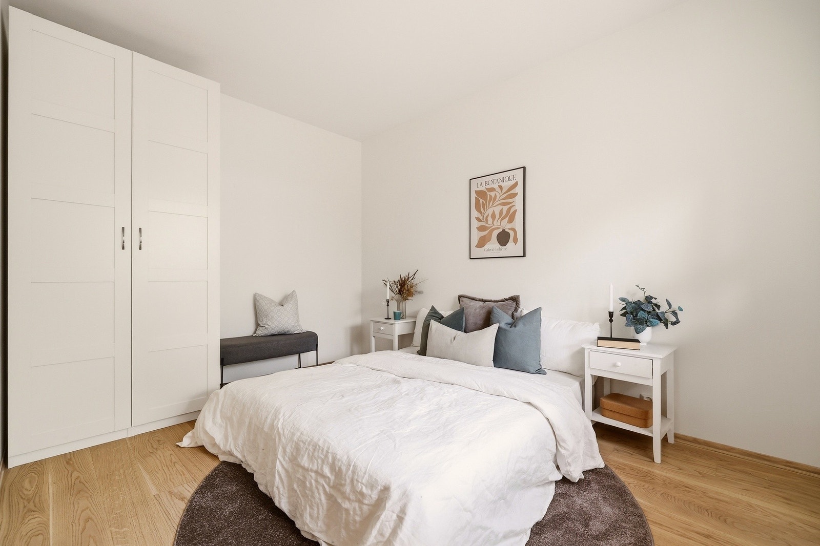 Hovedsoverom med plass til dobbeltseng og garderobeløsning. Galleribilde