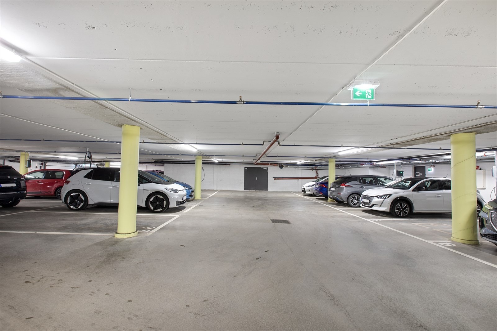 Det medfølger 2 garasjeplasser i felles anlegg, samt to kjellerboder på henholdsvis 5 m² og 10 m². Galleribilde
