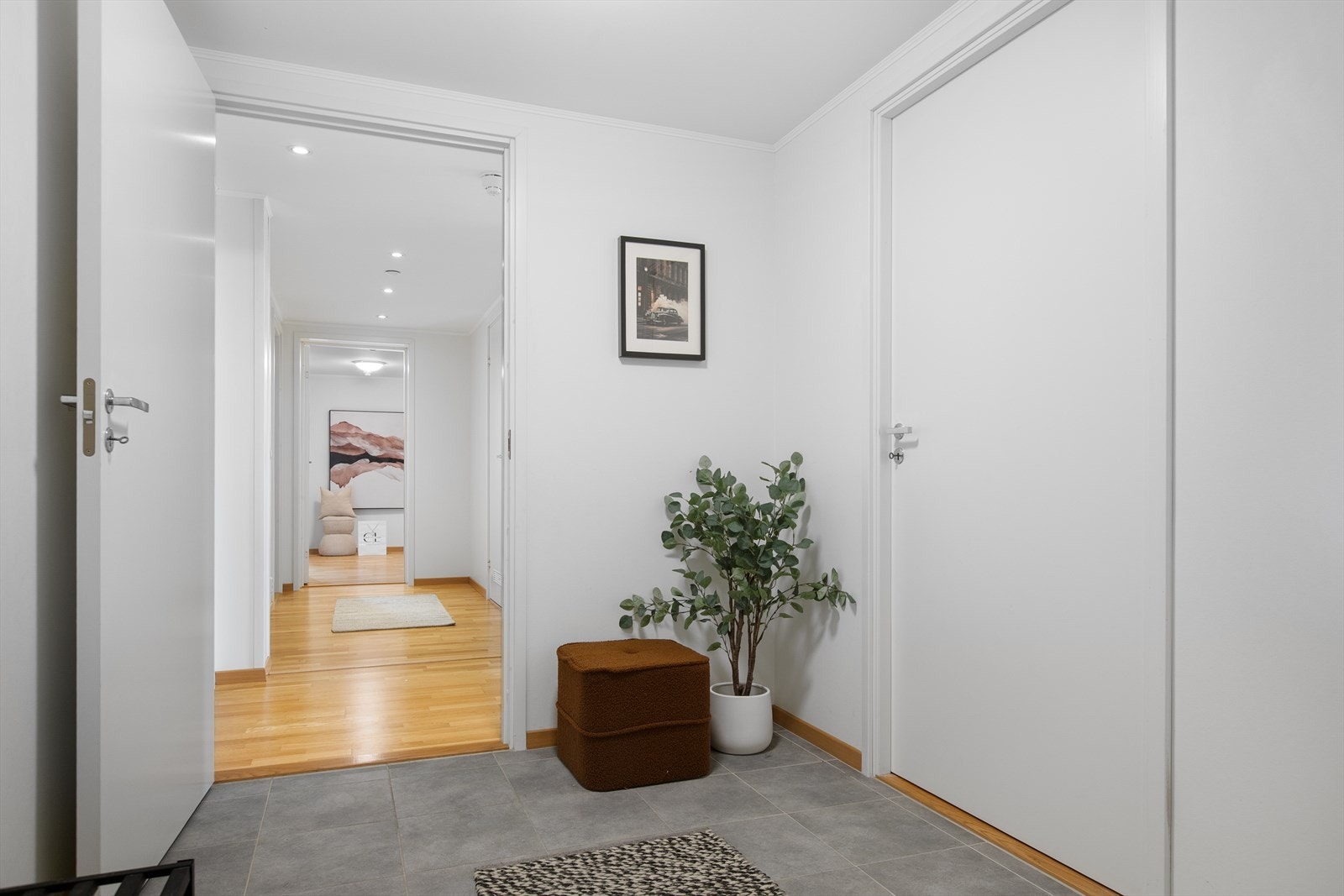 Fra entréen er det adkomst til en praktisk innvendig bod for ekstra oppbevaring. Galleribilde
